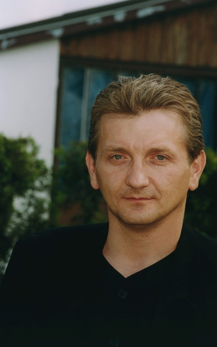Dariusz Kowalski w planie „Plebanii” w 2000 roku
