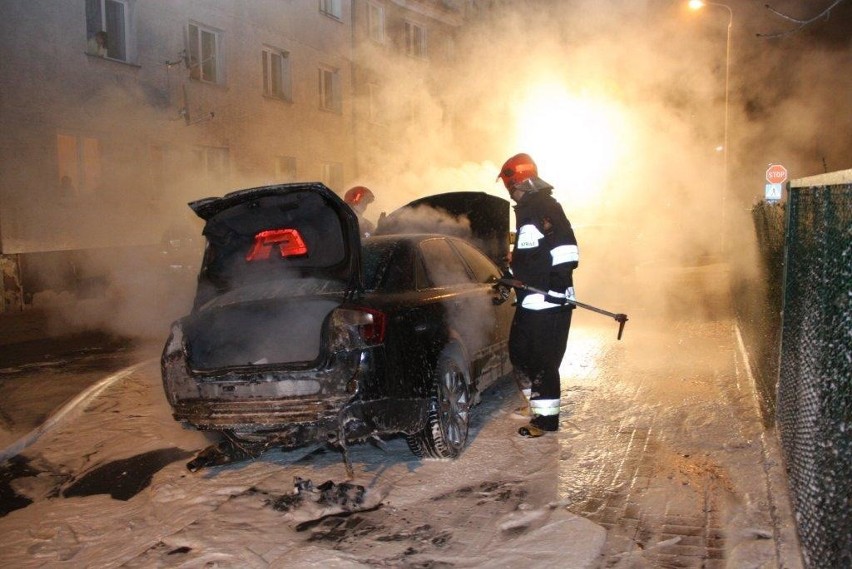 Opole, ulica Licealna: strażacy gaszą audi. Przyczyną pożaru...