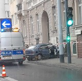 Wypadek na ul. Narutowicza w Łodzi. Pijany kierowca wjechał samochodem w budynek. Jedna osoba w szpitalu. Zdjęcia