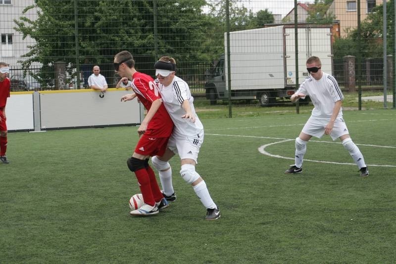 Niewidomi piłkarze rozegrali w Słubicach mecz piłki nożnej.