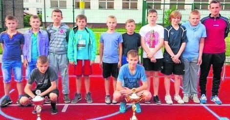 Uczestnicy III Turnieju Tenisa Ziemnego zorganizowanego na &#8222;Orliku&#8221; w Słupi Jędrzejowskiej.