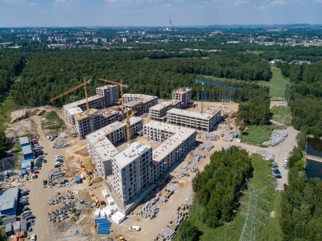 Nowy Nikiszowiec w Katowicach, czyli osiedle z 500 mieszkaniami, które powstaje w ramach rządowego programu "Mieszkanie plus" przy ulicy Górniczego Dorobku. Według planu budowa osiedla ma się zakończyć w III kw. 2020 roku. W tym czasie spółka PFR Nieruchomości planuje rozpocząć w Katowicach drugą inwestycję w ramach programu Mieszkanie Plus - budowę 491 mieszkań przy ul. Korczaka w SzopienicachZobaczcie kolejne inwestycje, na które czekamy na kolejnych planszach >>>