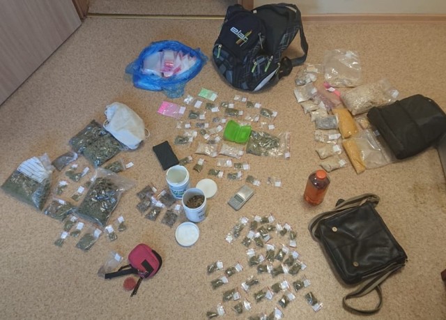 Krotoszyńscy policjanci zatrzymali 18-latka, który posiadał przy sobie łącznie 3,5 kg narkotyków.