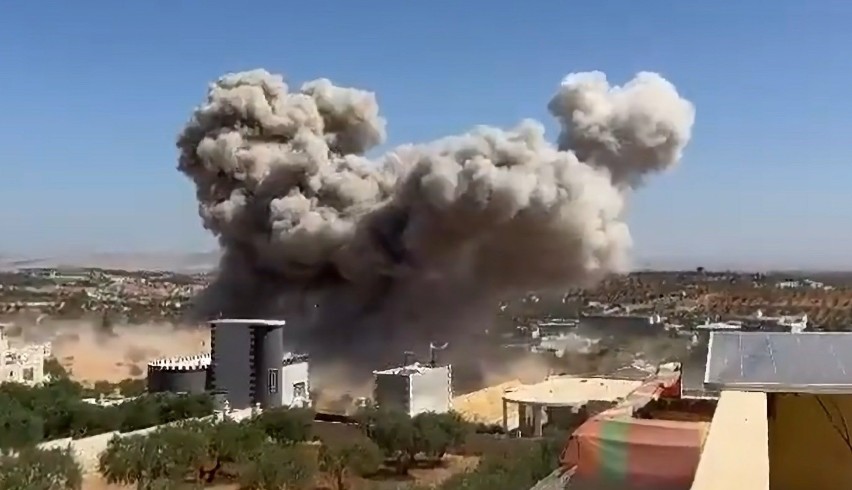 Rosyjskie samoloty zbombardowały miasto Idlib w północnej...