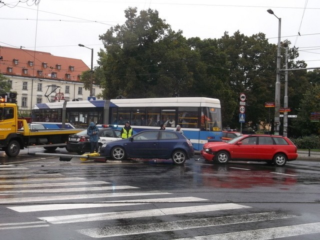 Wrocław: Wypadek na Grodzkiej. Tramwaje nie jeździły przy Hali Targowej (ZDJĘCIA)