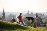 Idealne miejsce na wieczorny chillout w Krakowie? Oczywiście Kopiec Krakusa