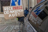 Protest w Krakowie przeciwko Strefie Czystego Transportu. Około 200 mieszkańców przyszło pod Urząd Miasta