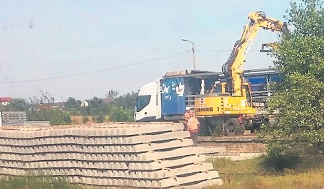 Wzdłuż trasy numer 8 na odcinku z Radomia do Warki już latem 2018 roku ruszyły przygotowania do budowy torów.