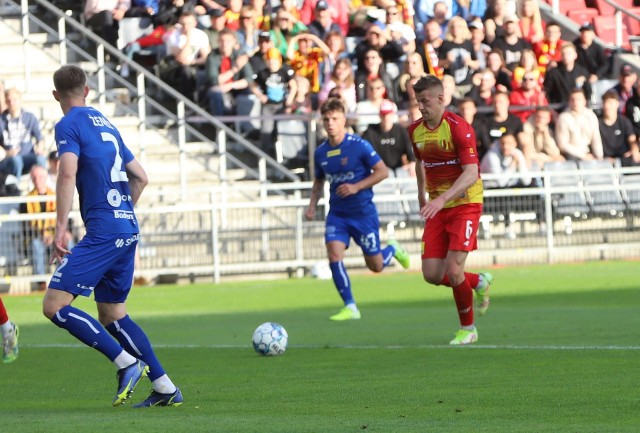 Jacek Podgórski (z prawej) strzelił w czwartek dwa ważne gole dla kieleckiego zespołu w barażowym meczu z Odrą Opole