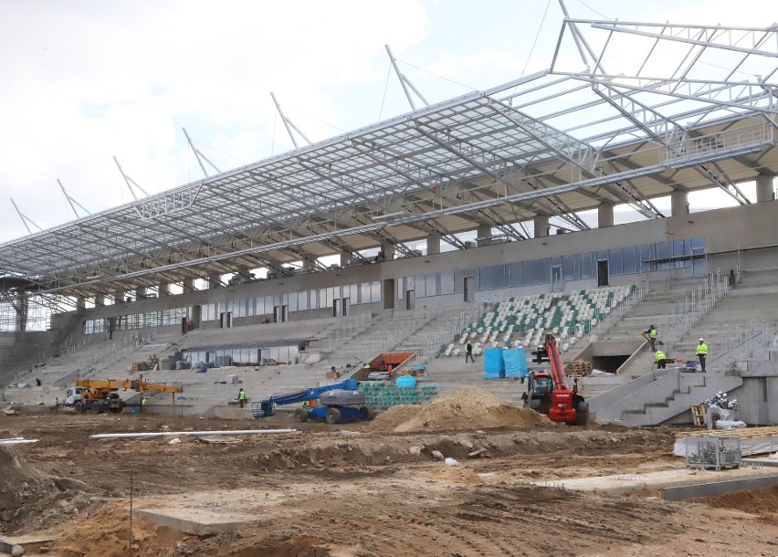 Na budowanym stadionie Radomiaka rozpoczął się montaż...