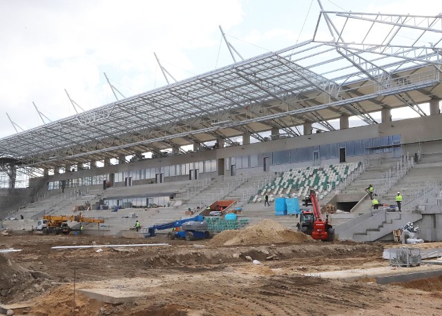 Na budowanym stadionie Radomiaka rozpoczął się montaż krzesełek dla kibiców na jednej z trybun. Równolegle trwają jeszcze prace przy dachu.