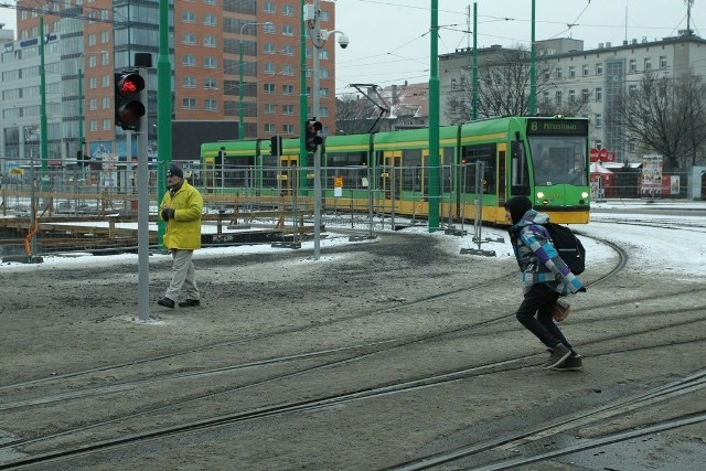 Most Teatralny: Bieg przed tramwajem, bo nie ma zielonego światła