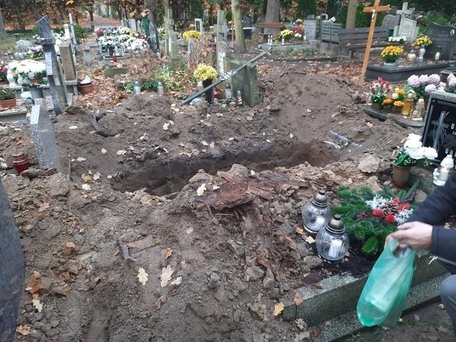 Makabra na Cmentarzu Centralnym w Szczecinie. Porozrzucane kości, zniszczone nagrobki i pusty grób