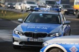 Huta Krzeszowska. Policjanci eskortowali samochód z rannym mężczyzną