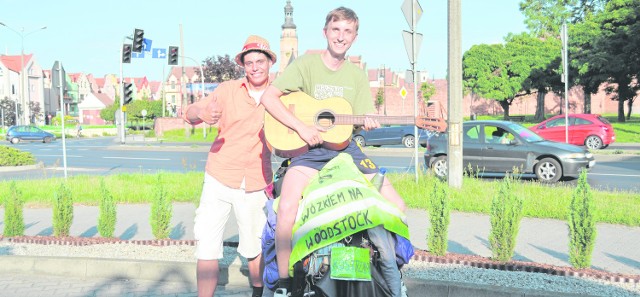 Jarek Kowalski i Janek Kwiatkowski przeszli długą drogę do Kostrzyna. Trasa mocno dała im się we znaki, ale z ich twarzy nie znikał uśmiech