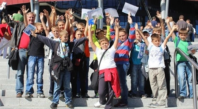 Uczniowie z Bielin przed Stadionem Narodowym