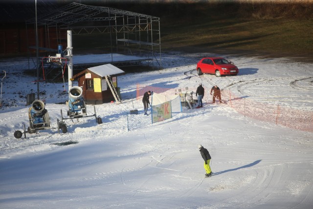 Sport Dolina zaprasza na narty, snowboard lub sanki. Na stoku narciarskim w Bytomiu otwarto sezon zimowy