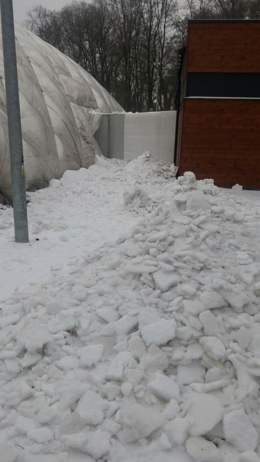 KS Prokocim Kraków. Lód i śnieg prawie zniszczyły halę balonową w Parku Jerzmanowskich [ZDJĘCIA]
