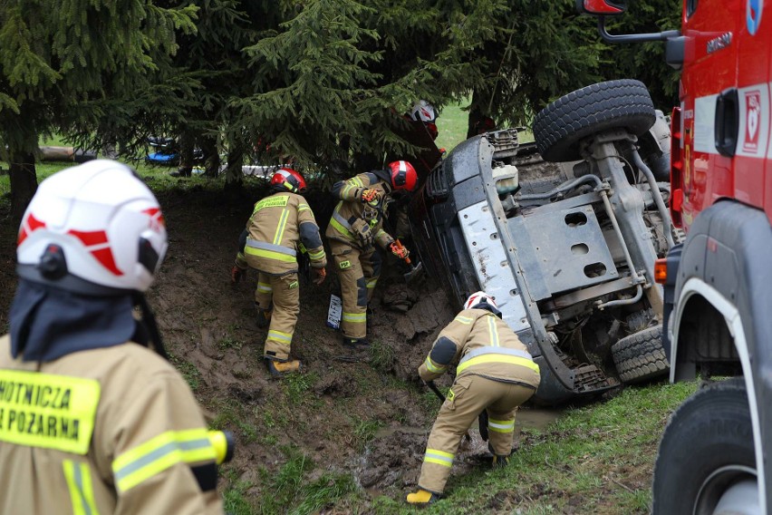 Wypadek na DK 28 w Boguszówce koło Birczy. Ciężarówka wypadła z drogi, pasażer zakleszczony w kabinie wypełnionej wodą [ZDJĘCIA]