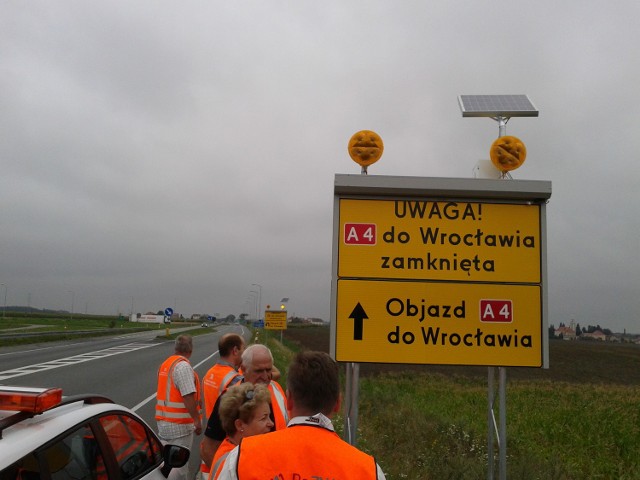 Treść na znakach odsłaniana jest za pomocą pilota przez pracownika GDDKiA kiedy, któraś z nitek autostrady jest zamknięta.