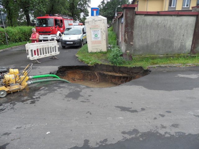 Zapadła się jezdnia na rogu Kaszubskiej i Lwowskiej w Chorzowie