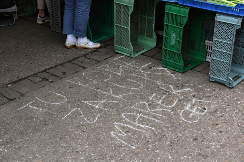 Na jeżyckich ulicach pojawiły się nietypowe wyznania i hasła...