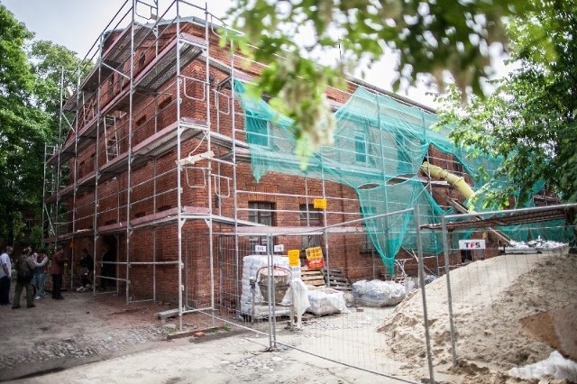 Rewitalizacja dwóch pierwszych budynków na Księżym Młynie ma się zakończyć na przełomie sierpnia i września.