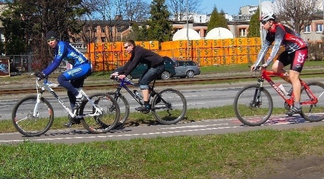 Ze słonecznej pogody korzystali również rowerzyści.