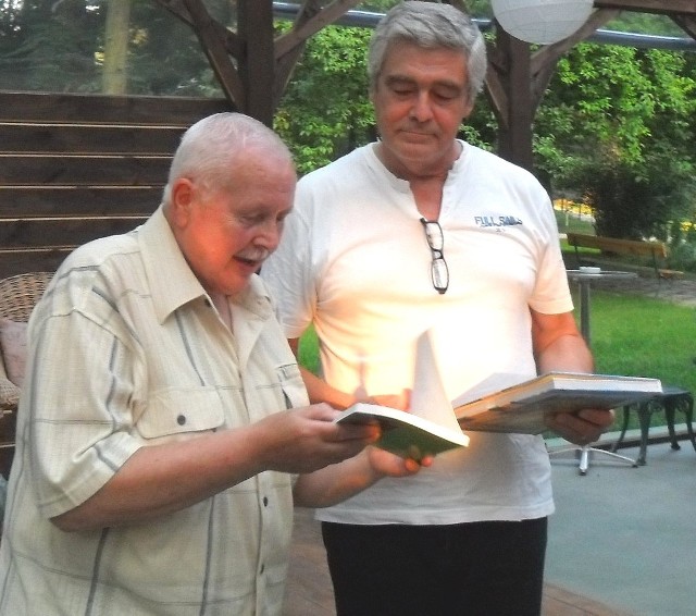 Znany aktor Leszek Teleszyński (z prawej) otrzymał prezent - tomik wierszy i album - od kazimierskiego poety Zdzisława Kulisia.