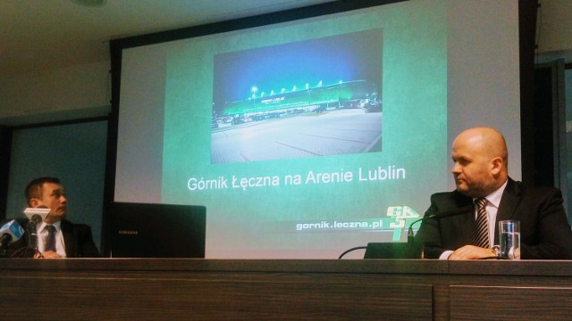 Artur Kapelko, prezes Górnika Łęczna (z lewej) i Mateusz Dmowski prezentują raport dotyczący gry na Arenie Lublin
