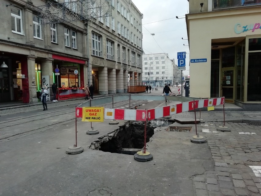 Wrocław: Głęboki wykop na Ruskiej. Ulica nieprzejezdna do końca tygodnia! [ZDJĘCIA]