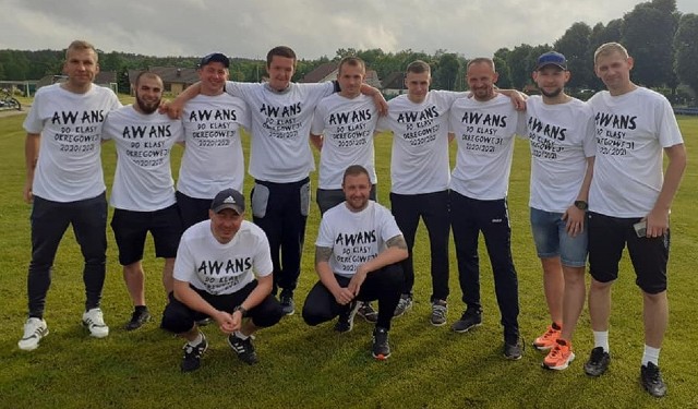 Po meczu ze Spartą Nietkowice piłkarze Błękitnych Ołobok założyli specjalnie na tę okazję przygotowane koszulki z nadrukiem „Awans do klasy okręgowej! 2020/2021”