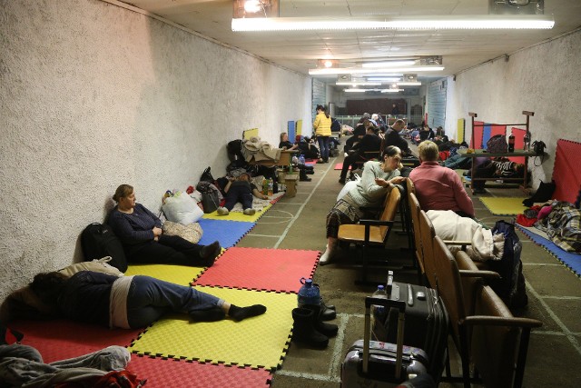 Mieszkańcy Kijowa spędzający noc w schronie w szkole, 25 lutego 2022 r.