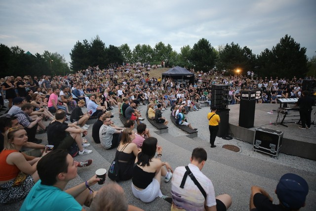 Festiwal Tauron Nowa Muzyka ma kilka scen. Jedna z nich, plenerowa, zlokalizowana jest w amfiteatrze NOSPR. W tym roku festiwal odbędzie się już po raz osiemnasty. Kto dołączył do składu artystów?Przesuwaj zdjęcia w prawo - naciśnij strzałkę lub przycisk NASTĘPNE