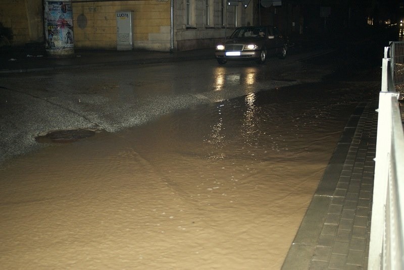 Powódź w Brzezinach! Po deszczu zalało główne ulice miasta!