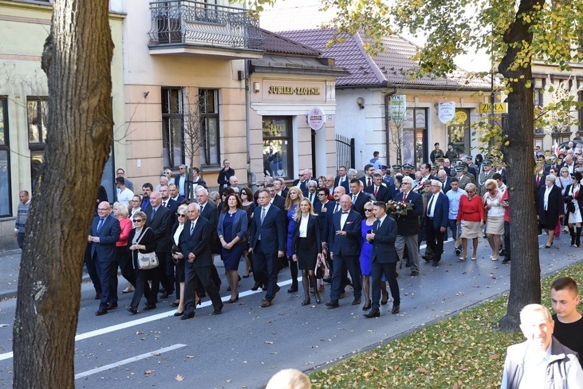 Nowy Sącz. Tłumy sądeczan na powtórnym pochówku gen. Bronisława Pierackiego