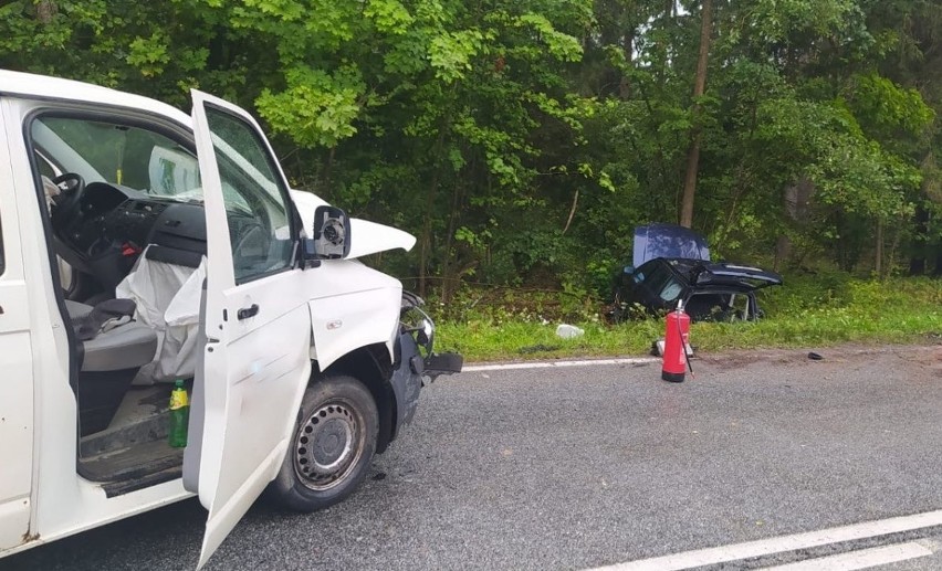 Wypadek w Wierzbinach. W czołowym zderzeniu audi z busem...