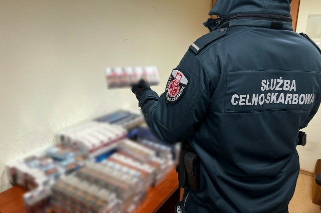 Podczas przeszukania auta Ormianki funkcjonariusze znaleźli w bagażniku i na tylnej kanapie blisko 800 paczek papierosów bez polskich znaków akcyzy