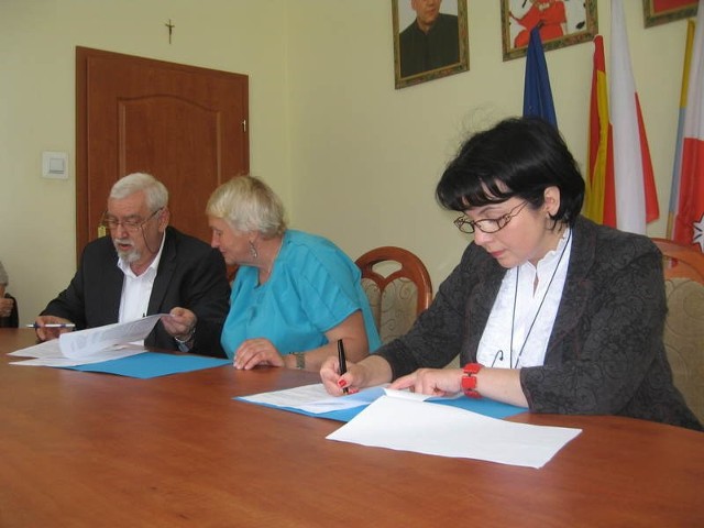 Porozumienie podpisali (od lewej) prof. Wiesław Jamrożek, Lubow Maslinnikowa, wicedyrektor filii w Pskowie oraz Izabela Kumor - Pilarczyk, kanclerz ŁWSzH.