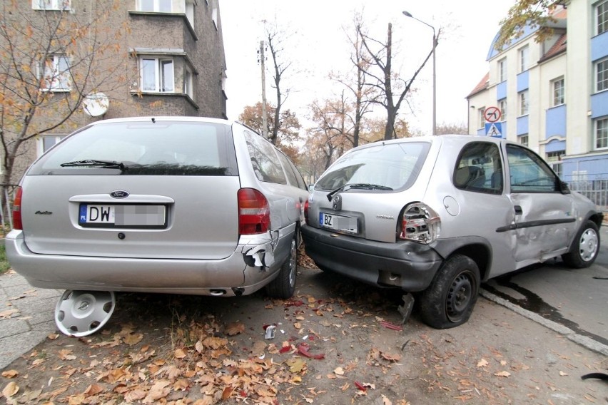 Wypadek na Karłowicach. Oplem corsą staranowali trzy inne...