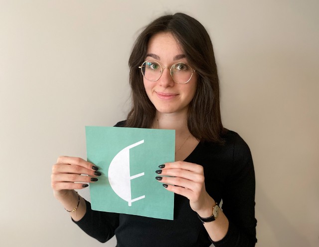 Julia Wyczling, uczennica IV LO w Bydgoszczy, prezentuje logo projektu Eko Week w ramach, którego 7 bydgoskich licealistów organizuje warsztaty i wykłady o tematyce ekologicznej.