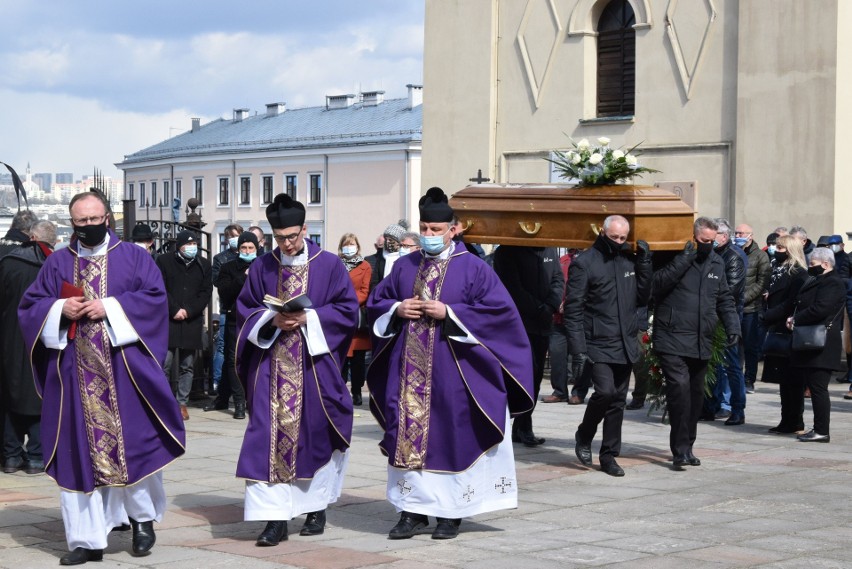 Wiele osób uczestniczyło w pogrzebie Zdzisława Mojeckiego,...