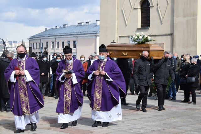 Wiele osób uczestniczyło w pogrzebie Zdzisława Mojeckiego, który odbył się w środę. Msza żałobna została odprawiona w Bazylice Katedralnej w Kielcach.