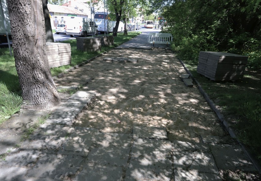 Ruszyła budowa przy ulicy Limanowskiego w Radomiu. Będzie ścieżka rowerowa i przejazdy przez drogi oraz nowy chodnik. Zobacz postęp prac