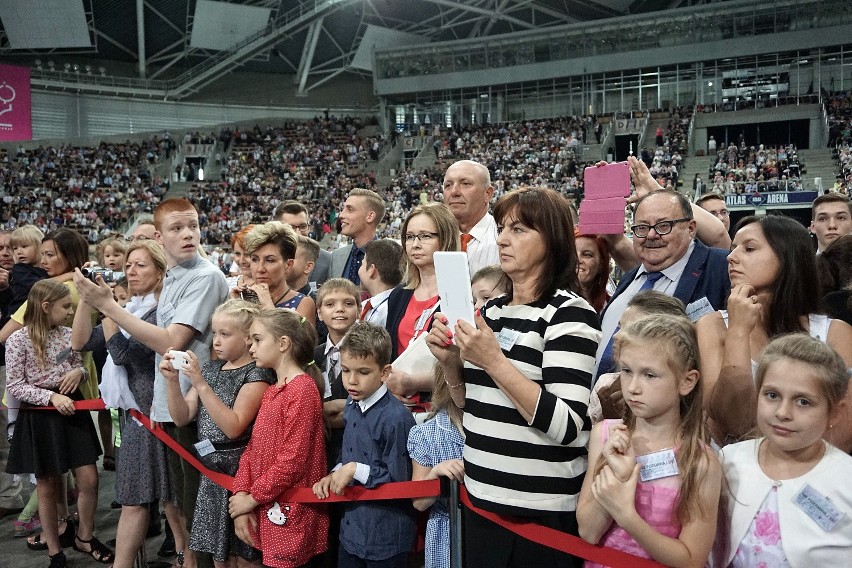 Kongres Świadków Jehowy 2017 „Nie poddawaj się!”. Chrzest w Atlas Arenie [ZDJĘCIA, FILM]