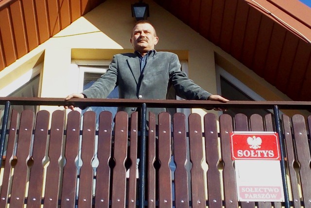 Artur Bzdręga, sołtys Parszowa, na balkonie swojego domu w Parszowie