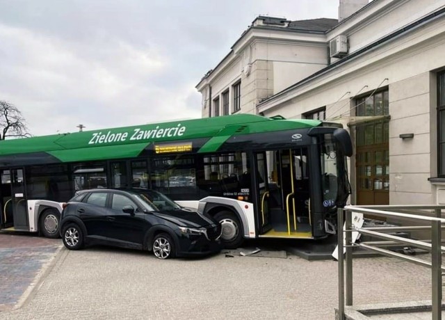 W Zawierciu miejski autobus wjechał w budynek dworca.