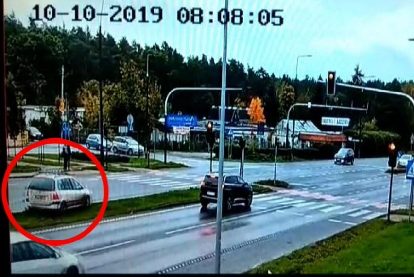 Na czerwonym przez skrzyżowanie Armii Krajowej i Zamczysko w oku policyjnej kamery [zdjęcia i wideo]