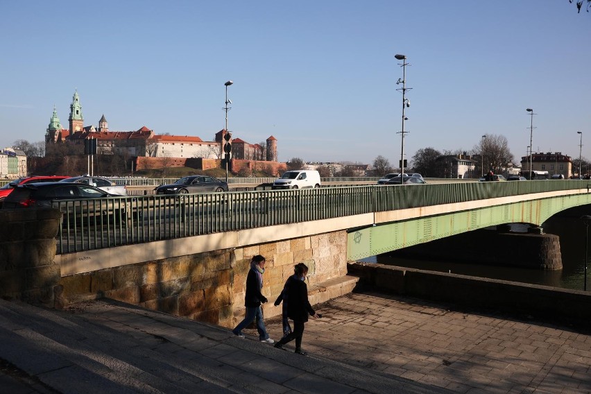 Miliony na drogi dla Krakowa i miast Małopolski. Dzięki rządowym pieniądzom wyremontują most Dębnicki ZDJĘCIA