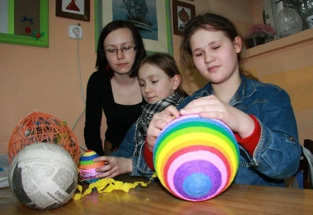 Jennifer Marciniak (z prawej) i jej koleżanka Basia Konieczek robiły wielkanocne jajka. Pomagała im świetliczanka Agnieszka Buzderewicz.
